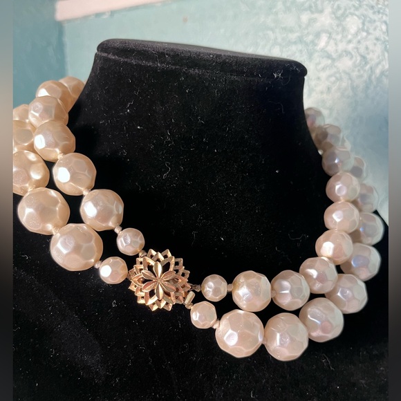 Vintage double strand chunky faux pearl choker style necklace w/decorative clasp - Picture 5 of 6